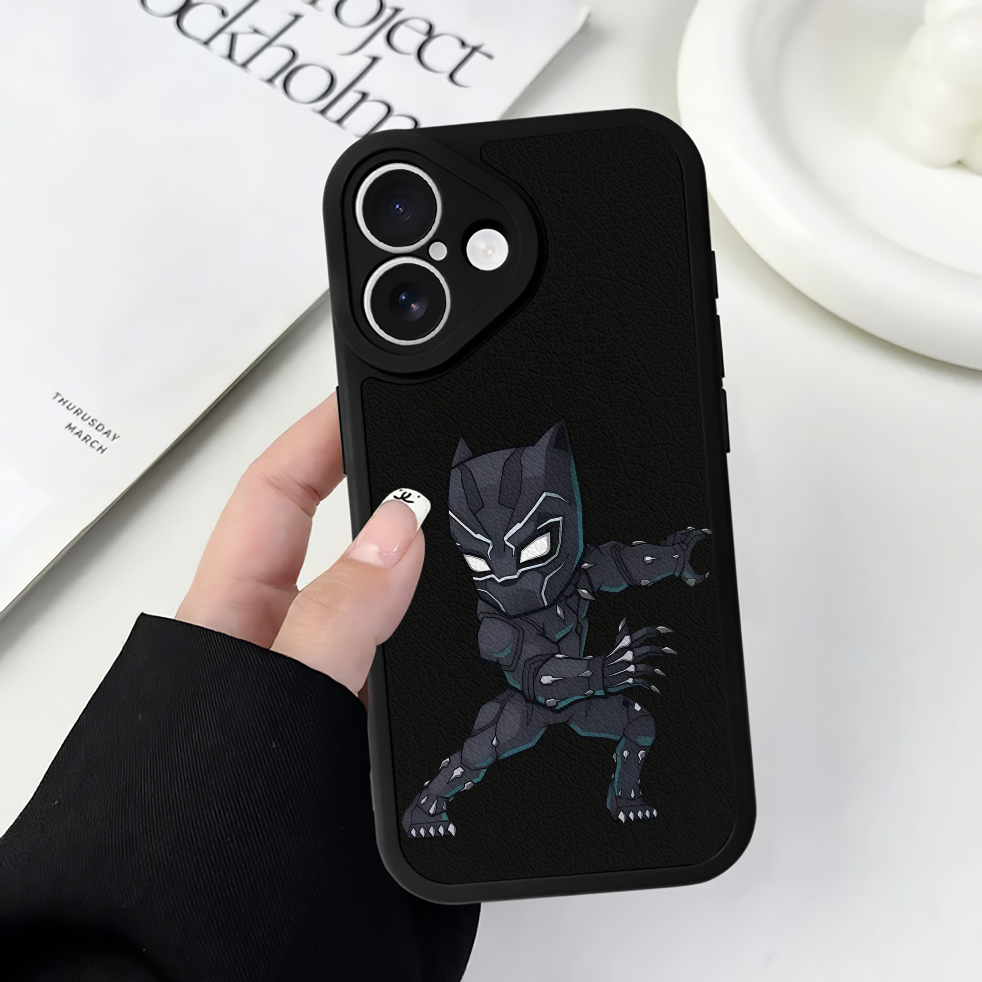 （画像用） アベンジャーズ The Avengers 【iPhone 16シリーズ対応】シリコンスマホケース（レザー調） 材質：シリコン